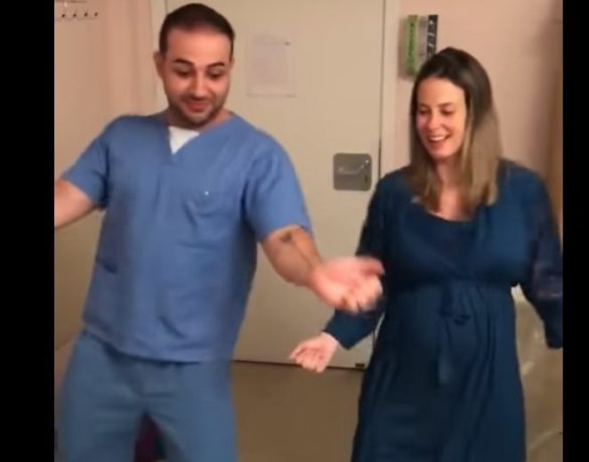 Родить весело и безболезненно: «танцующий врач» предлагает зажечь перед родами