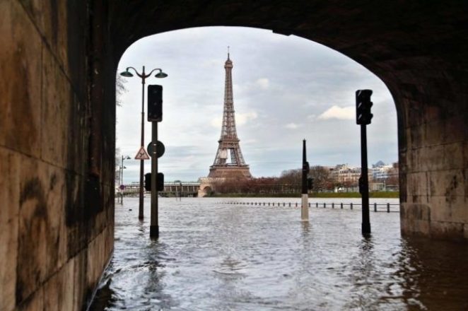 Cена вышла из берегов: Париж затопило