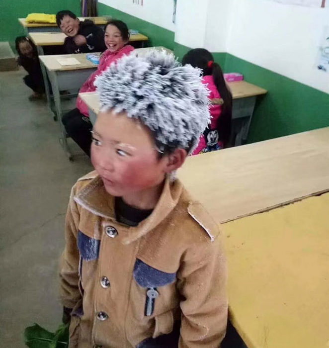 «Обледеневший мальчик» прошел почти 5 км в мороз, чтобы сдать экзамен. Условия его жизни шокируют