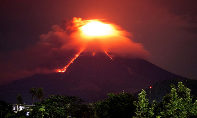 Эвакуация в провинции Майон: на Филиппинах вулкан извергает пепел и лаву
