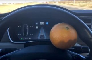 Мужчина обманул автопилот Tesla при помощи апельсина