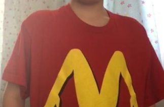 Матери ученика пришлось извиняться за лого «Макдоналдса» в виде раздвинутых ног