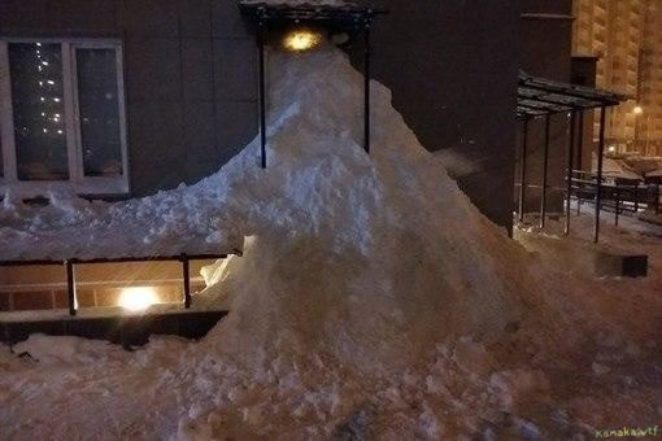 Жители Подмосковья закопали в снег офис коммунальщиков, не справляющихся с уборкой дворов